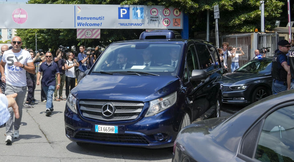 La carroza fúnebre con el cuerpo del magnate de los medios y ex primer ministro italiano Silvio Berlusconi parte del Hospital San Raffaele donde falleció a los 86 años, en Milán, el lunes 12 de junio de 2023. (AP Foto/Luca Bruno)