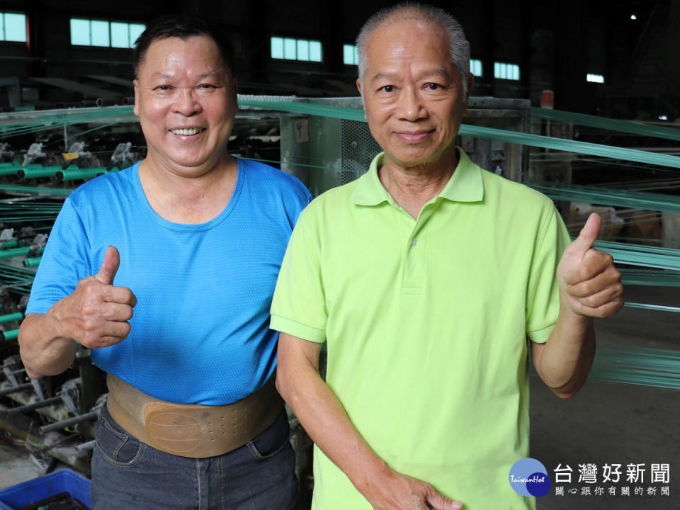 吳明中(左)退休後再就業，感謝雇主林永鴻給機會貢獻畢生經驗