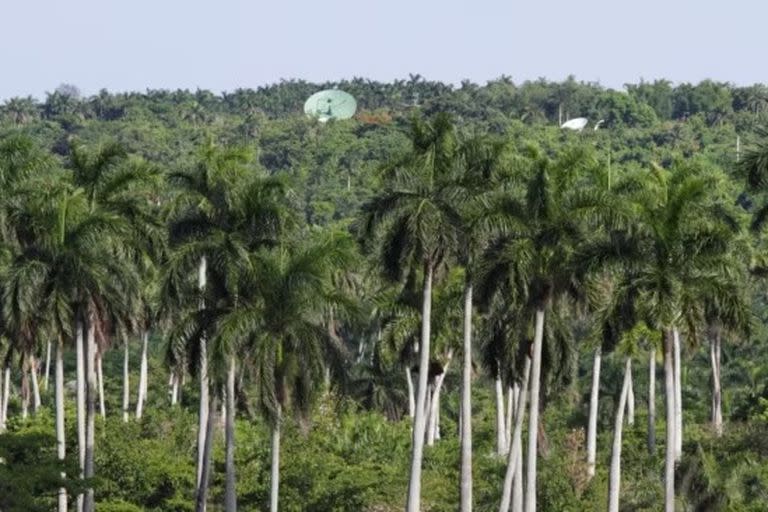 Antenas parabólicas en las cercanías de Bejucal, Cuba