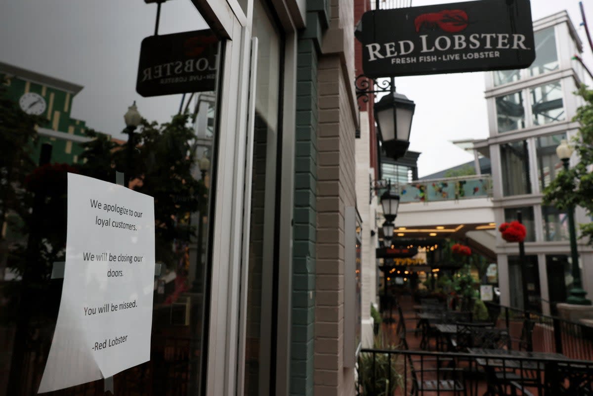 A sign taped to a door announces the closure of a Red Lobster in Silver Spring, Maryland, on 14 May 2024 (REUTERS)