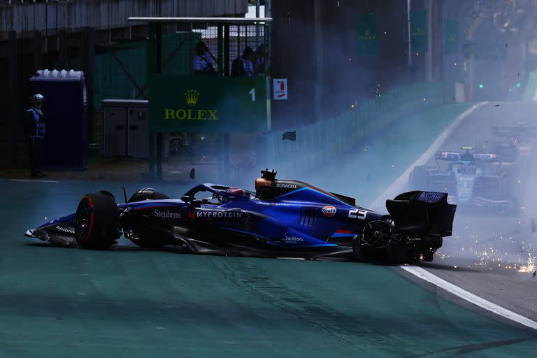 Tremendo arranque en la Fórmula 1 en Brasil: Albon y Magnussen chocaron apenas largaron