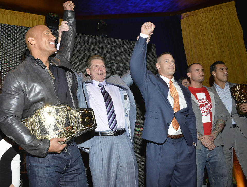 Vince McMahon junto a los luchadores The Rock, John Cena, CM Punk y Alberto del Río en 2013. (Eugene Gologursky/WireImage)