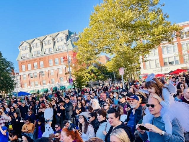 Photo of crowd watching a street performer on Washington St. in salem massachusetts