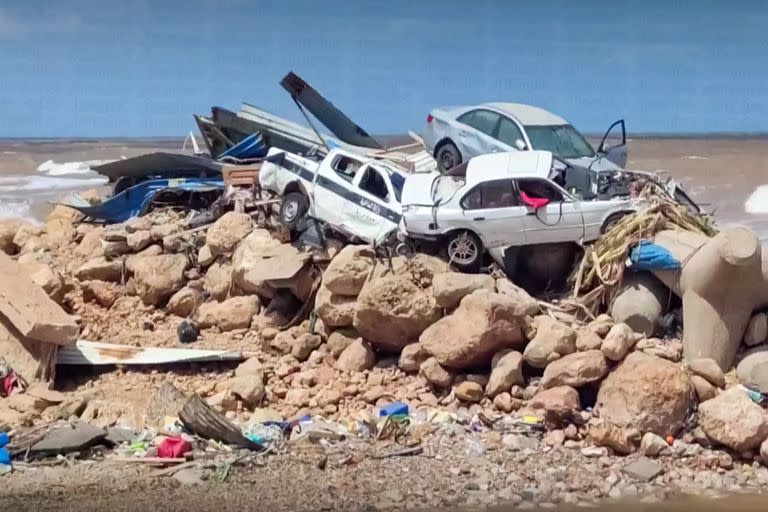 Esta imagen tomada de imágenes publicadas en las redes sociales por el canal de televisión libio al-Masar el 13 de septiembre muestra una vista de vehículos destruidos amontonados a raíz de las inundaciones después de que la tormenta mediterránea 