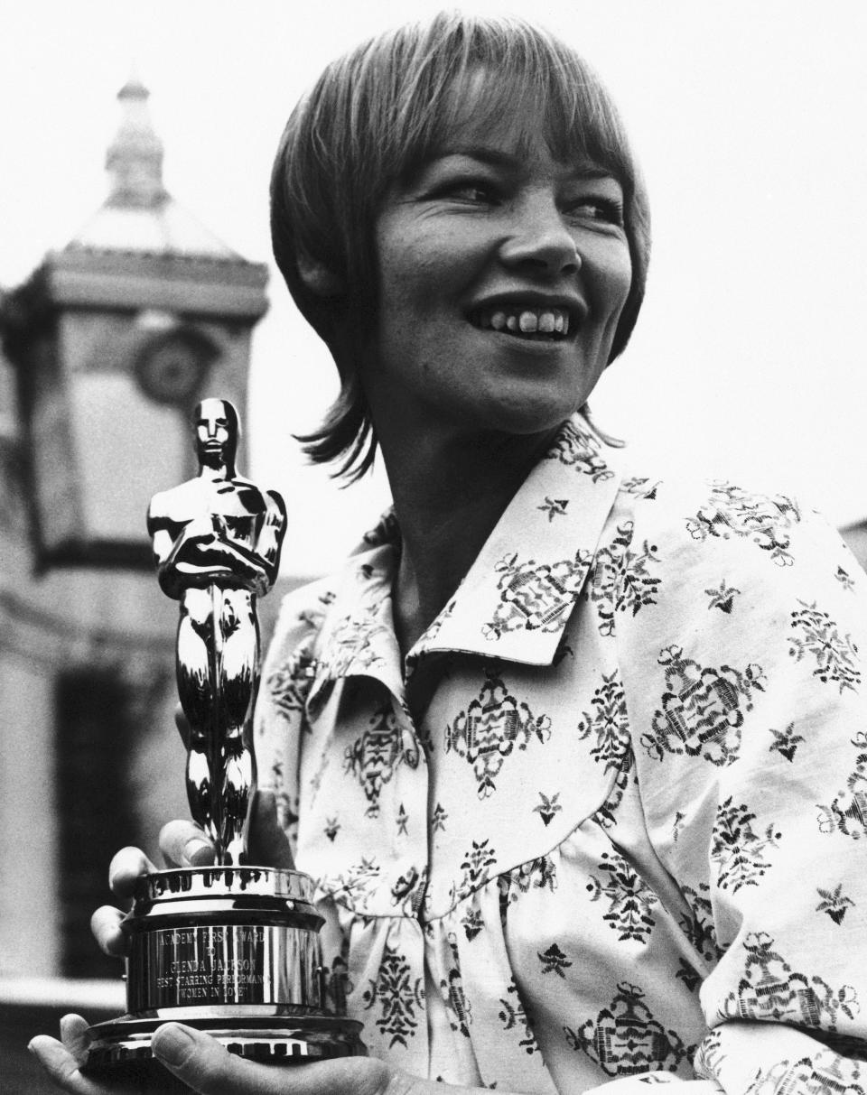 ARCHIVO - La actriz británica Glenda Jackson con su Oscar por su papel en la película "Women in love", después de que se lo entregara Hal B. Wallis, integrante de la junta de gobernadores de la Academia de las Artes y Ciencias Cinematográficas, en abril de 1971 en Londres. Glenda Jackson, actriz ganadora de dos Premios de la Academia, que tuvo una larga segunda carrera como legisladora británica, murió a los 87 años. El agente de Jackson, Lionel Larner, dijo que murió el jueves 15 de junio de 2023 en su casa en Londres después de una breve enfermedad. (Foto AP/Robert Dear, archivo)