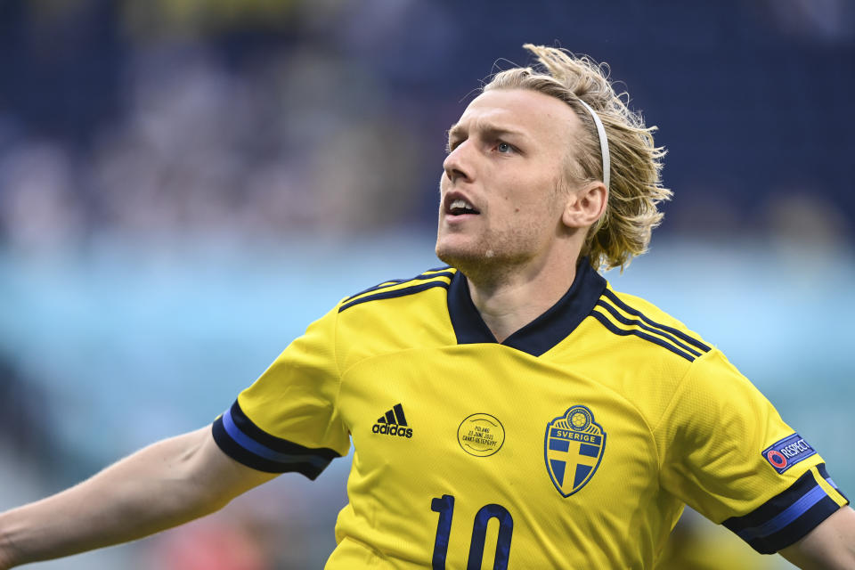 Emil Forsberg festeja tras anotar el primer gol de Suecia ante Polonia en la Euro 2020, el miércoles 23 de junio de 2021, en San Petersburgo, Rusia. (AP Foto/Kirill Kudryavtsev, Pool)