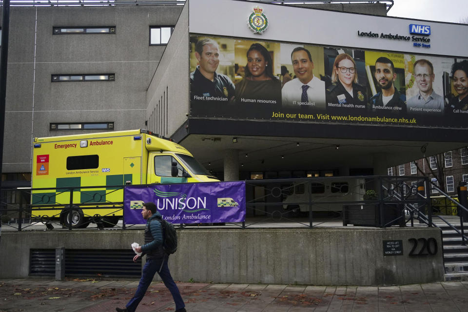 Un hombre pasa junto a la central de ambulancias de Waterloo, durante una huelga de paramédicos, técnicos de ambulancias y telefonistas del servicio en Inglaterra y Gales, en Londres, el miércoles 21 de diciembre de 2022. (Victoria Jones/PA via AP)