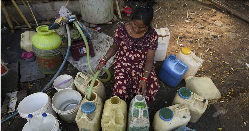 聯合國近期召開水資源會議。圖為一名印度婦女在貧民窟的公共水龍頭取水。（圖／達志／美聯社）