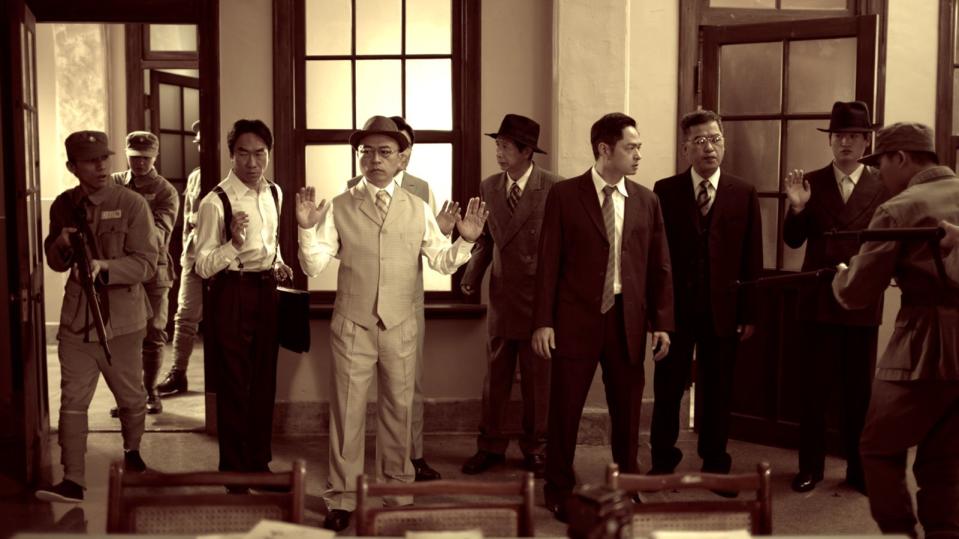 片中劇情重現湯德章及黃百祿參議長、蔡丁賛等參議員在台南市議會被拘捕一幕。(希望影視行銷提供)