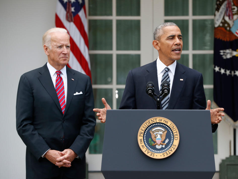 In einem neuen Buch ermitteln Barack Obama und Joe Biden in einem Mordfall. (Bild-Copyright: Pablo Martinez Monsivais/AP Photo)
