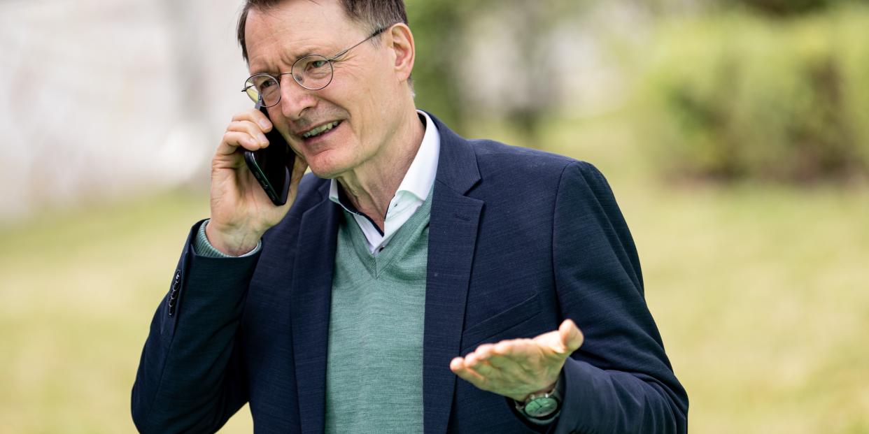 Gesundheitsminister Karl Lauterbach (SPD), hier bei der Projektvorstellung des Translationszentrum für Gen- und Zelltherapien der Charité und Bayer, kämpft gegen die Kostenexplosion im Gesundheitssektor.<span class="copyright">Fabian Sommer/dpa</span>