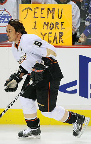 Teemu Selanne's No. 8 to be retired by Ducks when Jets visit