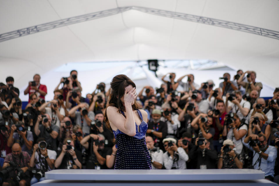 Anne Hathaway posa en la sesión de la película "Armageddon Time" en la 75a edición del Festival de Cine de Cannes, en el sur de Francia el 20 de mayo de 2022. (Foto AP/Daniel Cole)