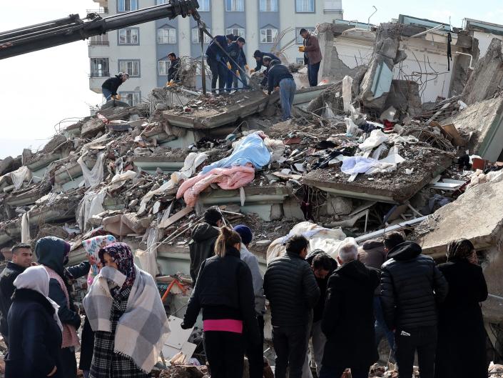 امدادگران و غیرنظامیان در زیر آوار ساختمان های فروریخته در کوهرامانماراس ترکیه به دنبال بازماندگان می گردند.  زمین لرزه ای به بزرگی 7.8 ریشتر در 7 فوریه 2023 جنوب شرق کشور را لرزاند.