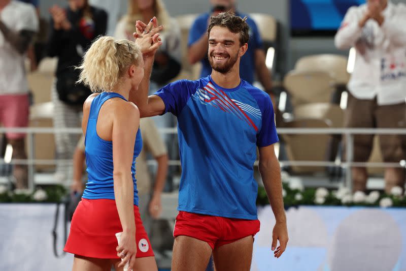 Los checos Katerina Siniakova y Tomas Machac celebran tras ganar el oro en dobles mixtos en los Juegos de París