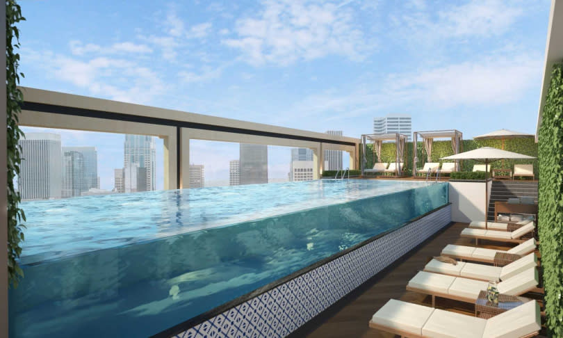 格蘭美爵飯店頂樓令人驚豔的玻璃幕牆泳池。