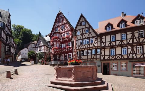 Market square with Marktbrunnen fountain and winehouse - Credit: Getty