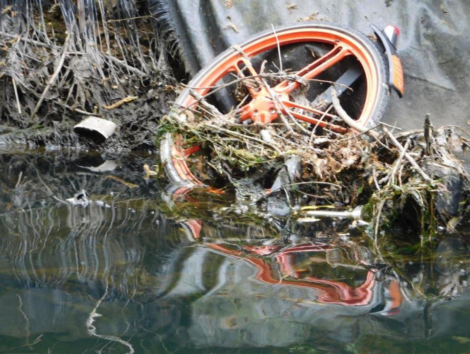 This bike was spotted in a canal in Ealing (@pralford54)