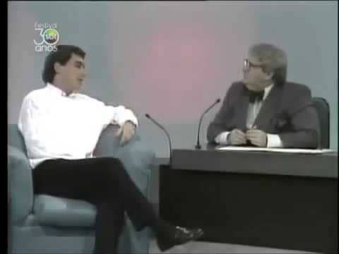 Em julho de 1989, Ayrton Senna deu uma entrevista histórica no programa “Jô Soares Onze e Meia”, no SBT. O piloto contou, entre outras coisas, que foi seu pai quem o incentivou a correr. (Reprodução/ YouTube)