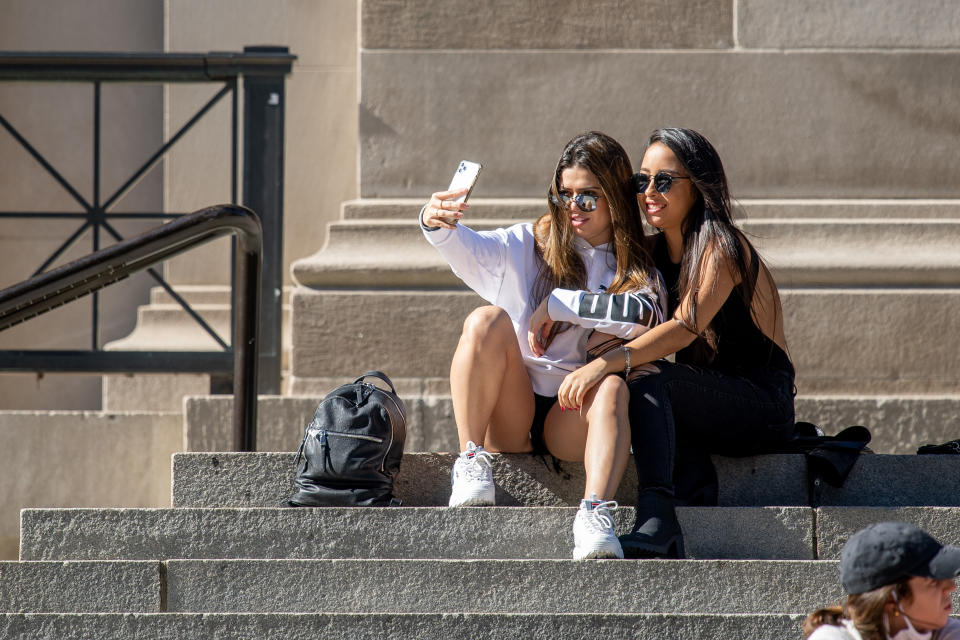 Touristen machen Fotos auf den Stufen des Metropolitan Museum of Art