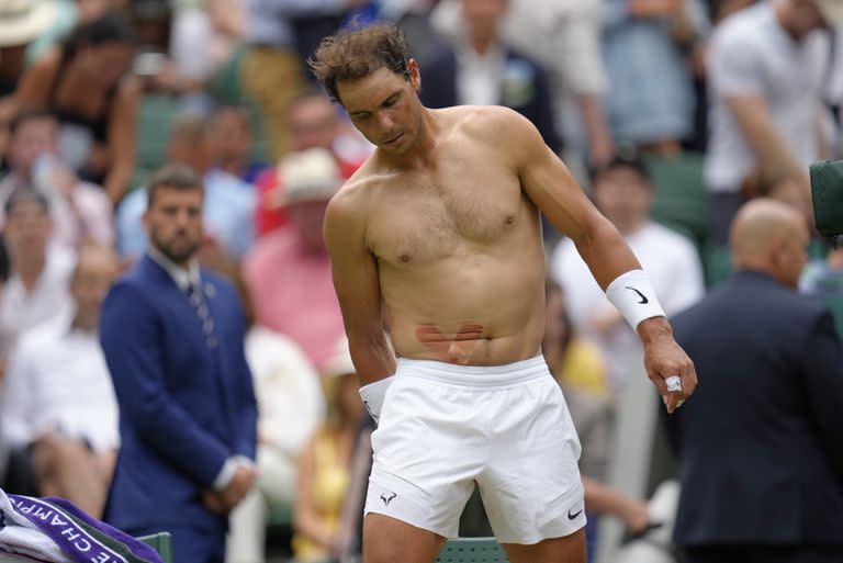 Nadal no compite desde Wimbledon, cuando no pudo presentarse en las semifinales por una lesión abdominal (en la imagen se le ve un parche médico en la zona afectada)