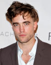 Überraschung – es ist Eigentlich-Herzensbrecher Robert Pattinson! Zur Go Go Gala in Beverly Hills führte der Schauspieler die neue Frisur zum ersten Mal öffentlich aus. Ob seine Freundin FKA Twigs bei diesem Look die Finger mit im Spiel hatte? Immerhin ist die britische Sängerin für ihren extravaganten Stil bekannt und soll großen Einfluss auf den “Twilight”-Beau haben. Ein kleiner Trost für alle alten Fans: Vorn vorne sah Rob fast so aus wie früher. (Bild: FilmMagic)