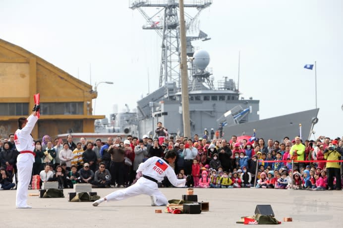 海軍106敦睦遠航訓練支隊在臺中港的開放活動，連續兩日吸引逾四萬民眾參觀。（軍聞社記者卓以立攝）