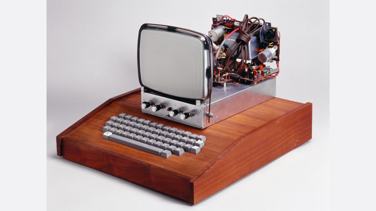  History of computers: Apple I computer 1976. 