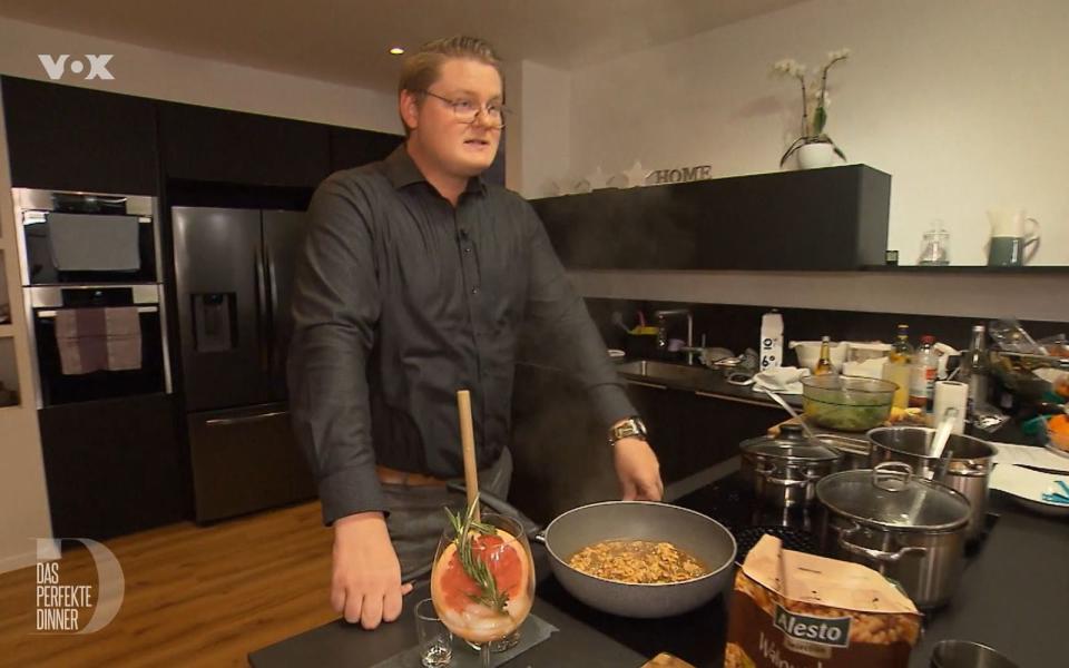 Gastgeber Patrick hat am Finaltag des "Perfekten Dinners" in Bonn keinen leichten Stand. (Bild: RTL / ITV Studios)