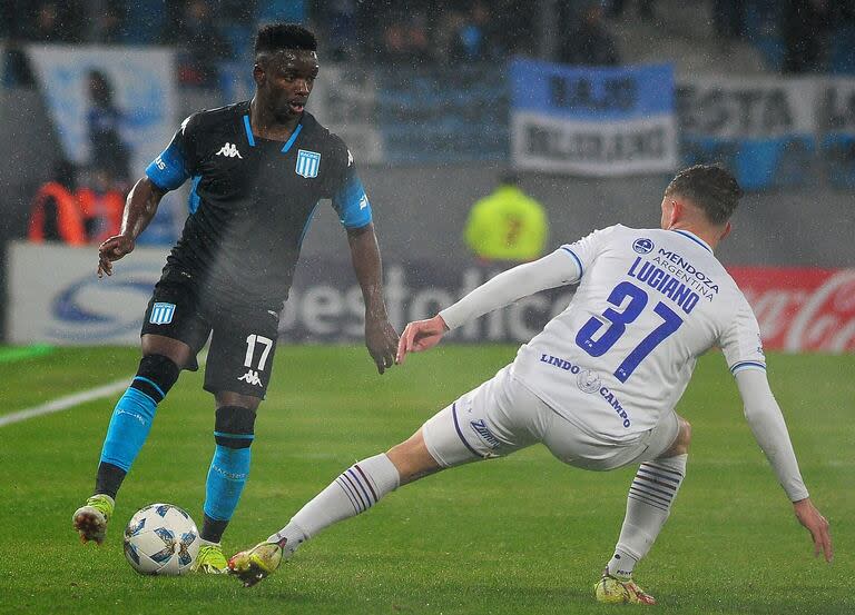 Carbonero ante Martín Luciano, lateral izquierdo de Godoy Cruz