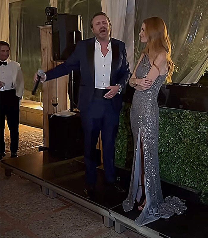 Juan Peña cantando en el cumpleaños de Olivia de Borbón