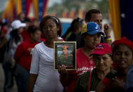 El cuerpo de Hugo Chávez, que según el gobierno difícilmente podrá ser embalsamado, será trasladado este viernes desde su capilla ardiente hasta un antiguo y simbólico cuartel convertido en museo, en lo que será la última gran marcha roja protagonizada por el fallecido mandatario, a un mes de las elecciones para elegir a su sucesor el 14 de abril. (AFP | Ronaldo Schemidt)