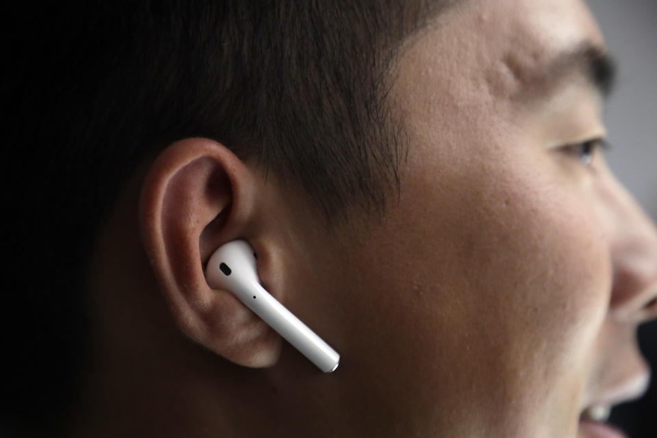 Una persona usa los audífonos inalámbricos AirPods de Apple. (AP Foto/Marcio José Sánchez)