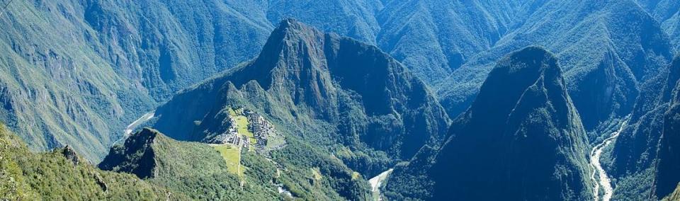 Los picos y valles que rodean a Machu Picchu son casi más hermosos e imponentes que el sitio mismo. Es un terreno accidentado con el río Urubamba serpenteando. Desde la montaña Machu Picchu realmente se puede tener una idea de la alta meseta protegida sobre la que se construyó Machu Picchu y de lo remoto e inaccesible que es el sitio.