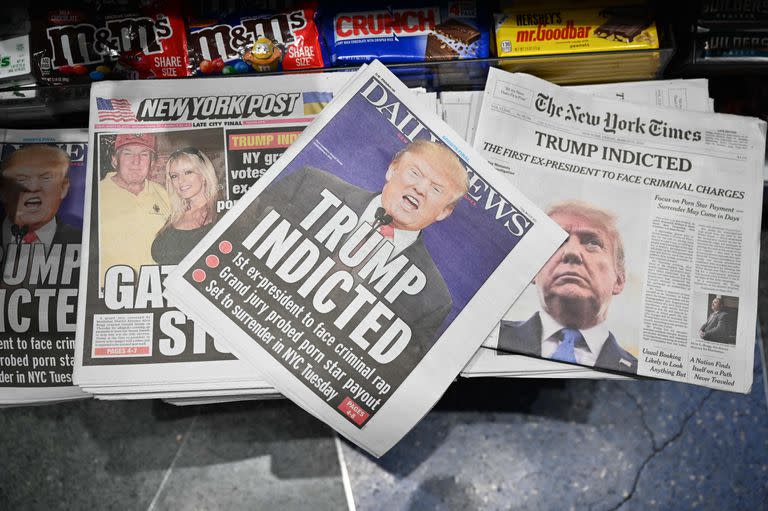 Portadas de periódicos con el expresidente estadounidense Donald Trump, se muestran en un quiosco de prensa en Nueva York el 31 de marzo de 2023.