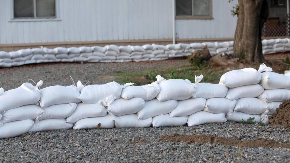 Los vecinos del Distrito de Island, en el noroeste del condado de Kings, se preparan para posibles inundaciones en su comunidad rural de agricultores junto al río Kings.