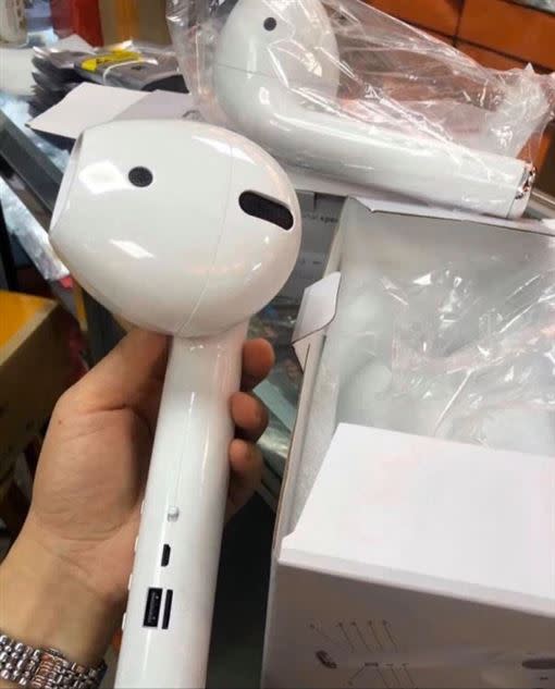 杜拜有民眾網購Airpods，送來卻是巨大版的造型喇叭。（圖／翻攝自 推特 ）