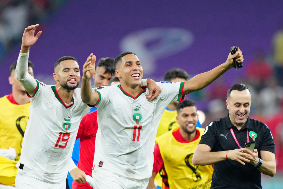 Großer Jubel bei den marokkanischen Stürmern Yousseff En-Nesyri (19) und Abdelhamid Sabiri (11) nach dem Erreichen des Achtelfinals. (Bild: Danielle Parhizkaran-USA TODAY Sports)