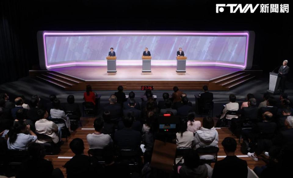 近兩個半小時的電視辯論會，三位總統候選人來勢洶洶，脣槍舌戰。（圖／台北市攝影記者聯誼會提供）