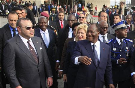 Ivory Coast's President Alassane Ouattara (R) gestures next to Morocco's King Mohammed VI (L) during arrival at Felix Houphouet-Boigny international airport in Abidjan March 2, 2014. REUTERS/Thierry Gouegnon