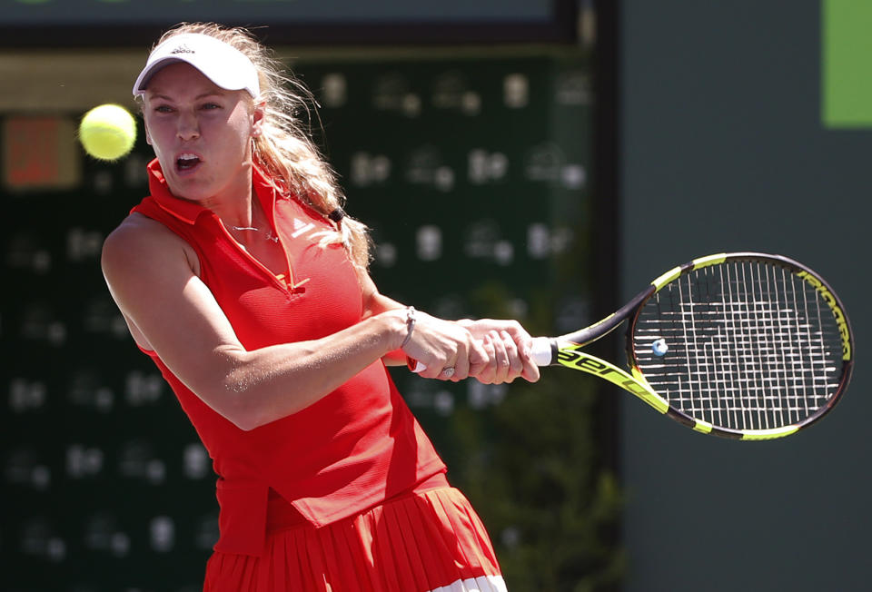 Caroline Wozniacki devuelve un tiro ante Karolina Pliskova en el Abierto de Miami el jueves, 30 de marzo de 2017, en Key Biscayne, Florida. (AP Photo/Wilfredo Lee)