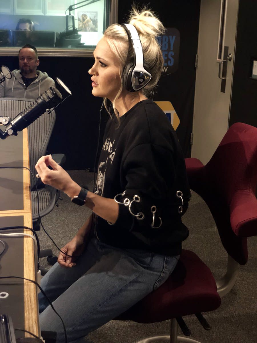 Carrie en entrevista. Twitter @bobbybonesshow