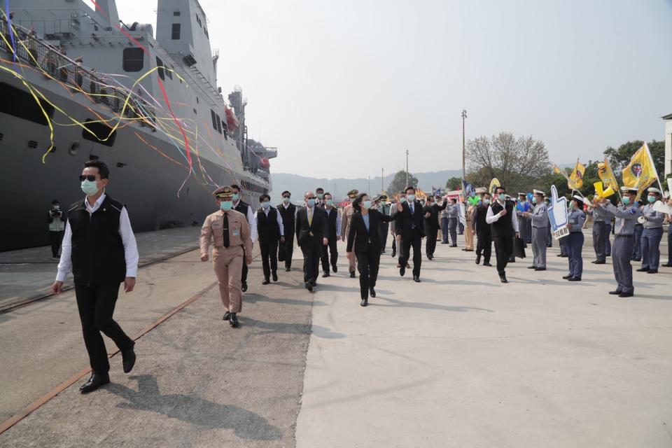 敦睦艦隊返回左營軍港，船上明明有人已經感染武漢肺炎，卻沒有檢疫就放人。   圖：軍聞社/提供