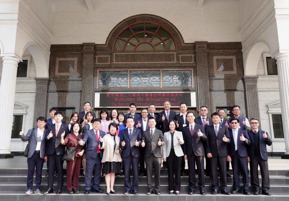 韓國仁川廣域市議會議長許植一行9日拜訪高雄市議會，受到副議長曾俊傑熱情款待。（記者吳文欽攝）