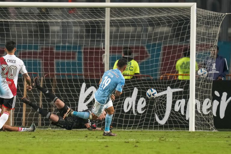 Yoshimar Yotún define tras el error de Franco Armani; River generó situaciones de gol pero también falló en su área, y a punto estuvo de marcharse con las manos vacías.