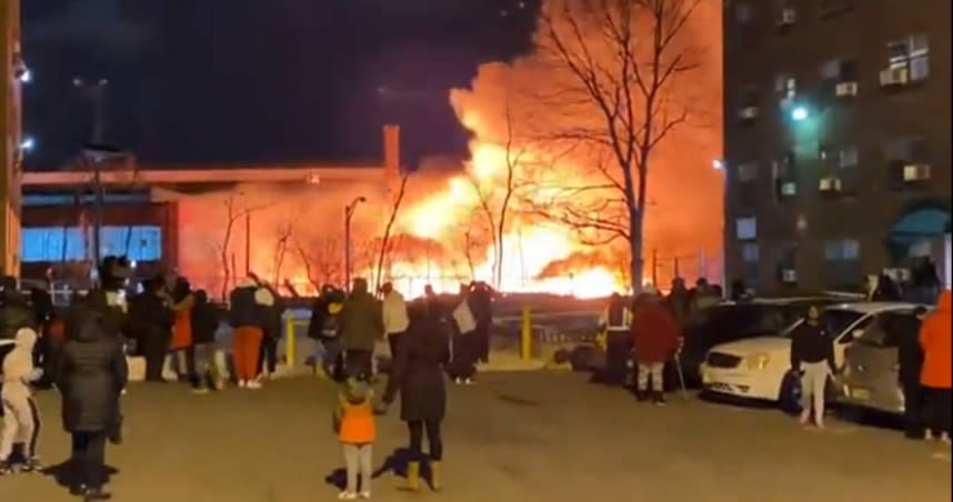 美國紐澤西州一家化工廠發生大火。（圖／翻攝自推特）