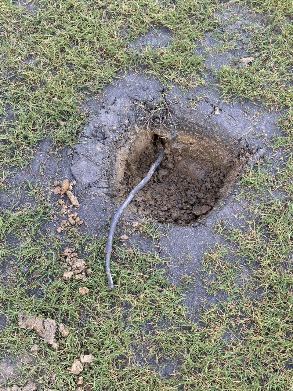 新竹棒球場場勘竟挖到廢土和廢棄電線   圖:翻攝畫面
