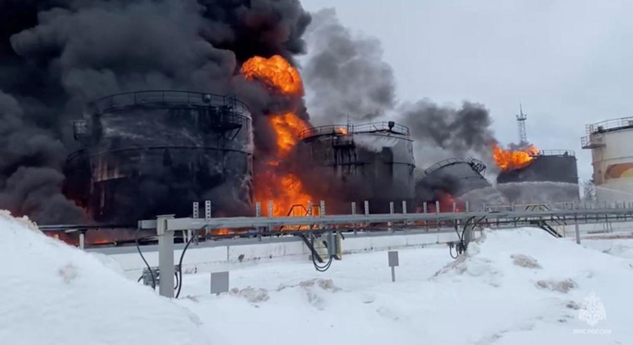 Feuerwehrleute löschen am 19. Januar 2024 Öltanks in einer Lagerstätte in der Region Brjansk in Russland. - Copyright: Russian Emergencies Ministry/Reuters