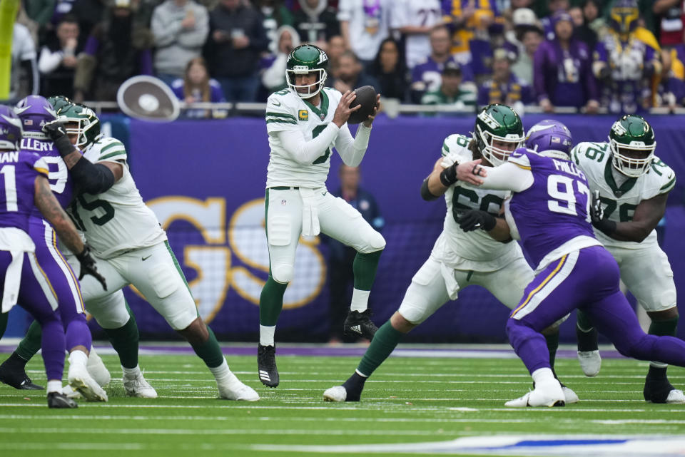 New York Jets quarterback Aaron Rodgers (center) looks to throw during the first half of an NFL football game against the Minnesota Vikings, Sunday, Oct. 6, 2024, at Tottenham Hotspur Stadium in London. (AP Photo/Kirsty Wigglesworth)