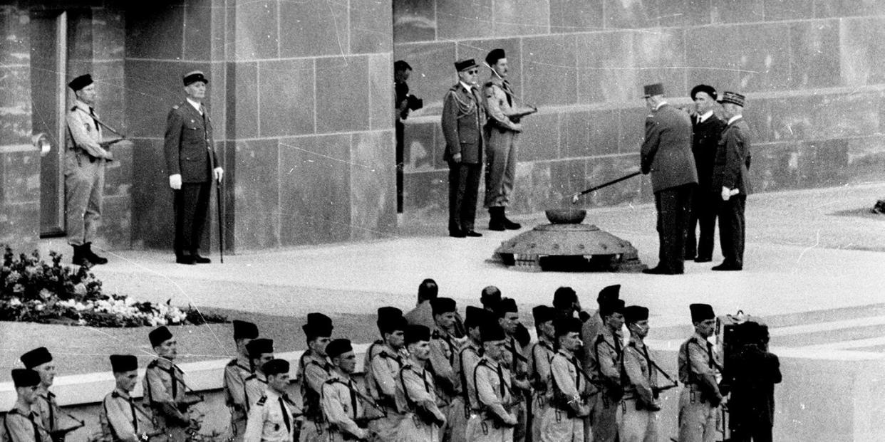 Le 18 juin 1960, De Gaulle inaugure le mont Valérien : le point de départ d’une fiction de Nathalie Saint-Cricq. - Credit:Photo © AGIP / Bridgeman Images